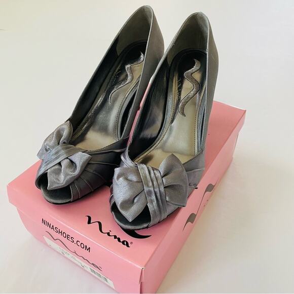 Nina | Futura Pewter Peep Toe Bow High Heels GUC 8 - Picture 1 of 10